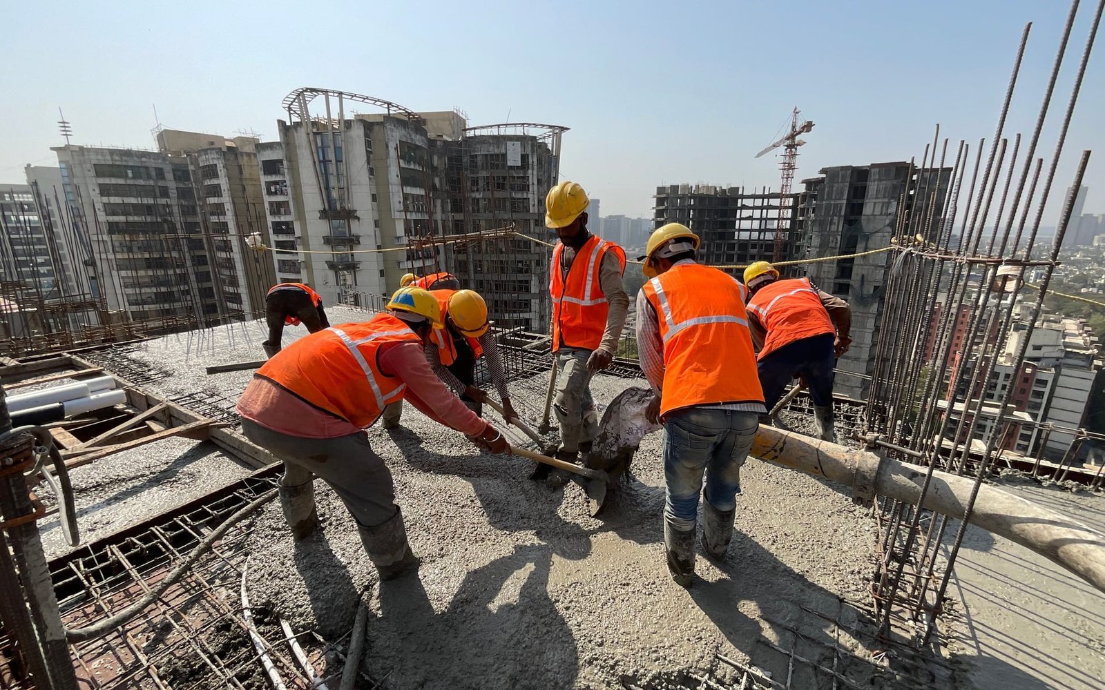 İnşaat şantiyesinde beton uygulaması yapan saha ekibi