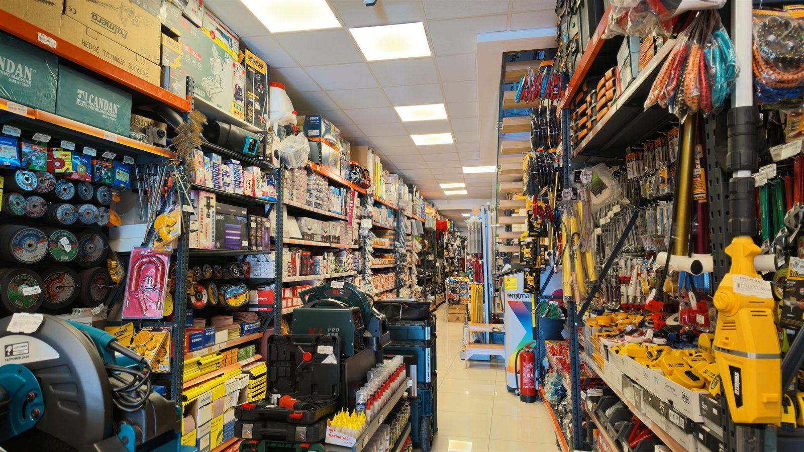 Hırdavat ve yapı market ürünleriyle dolu mağaza koridoru