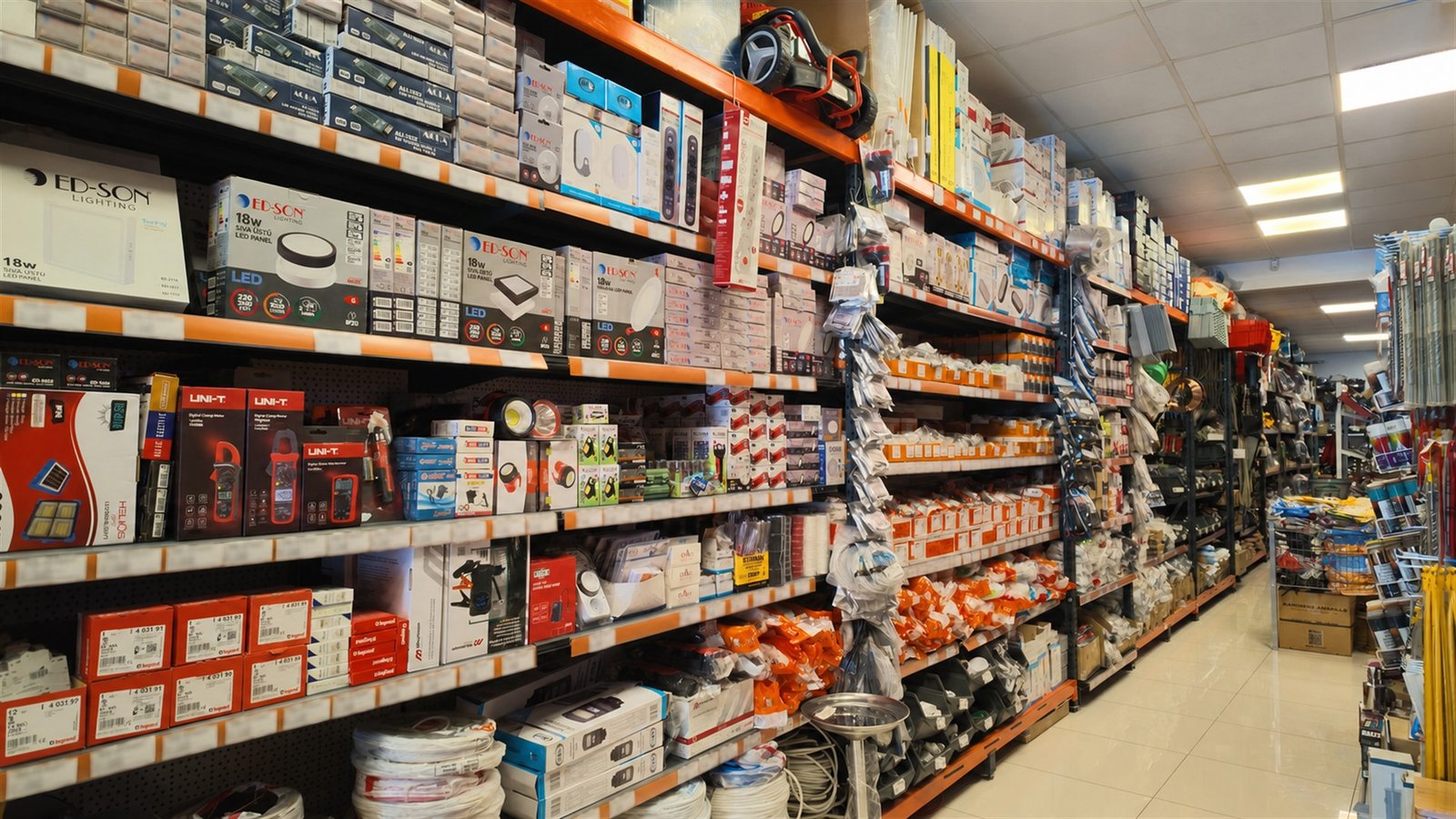 ESM İnşaat Yapı Market elektrik ve aydınlatma ürünleri rafları